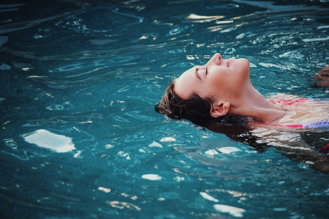 femme à la piscine