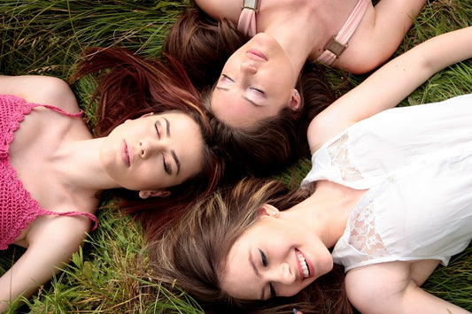 femmes couchées dans l'herbe heureuses