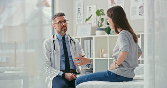 médecin avec une patiente dans un cabinet