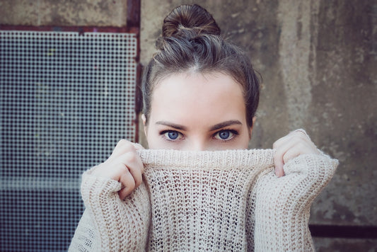 Jeune femme inquiète