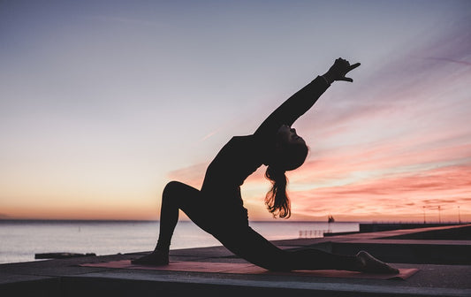 Femme pratiquant le yoga