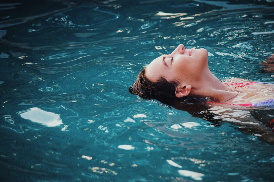 femme à la piscine