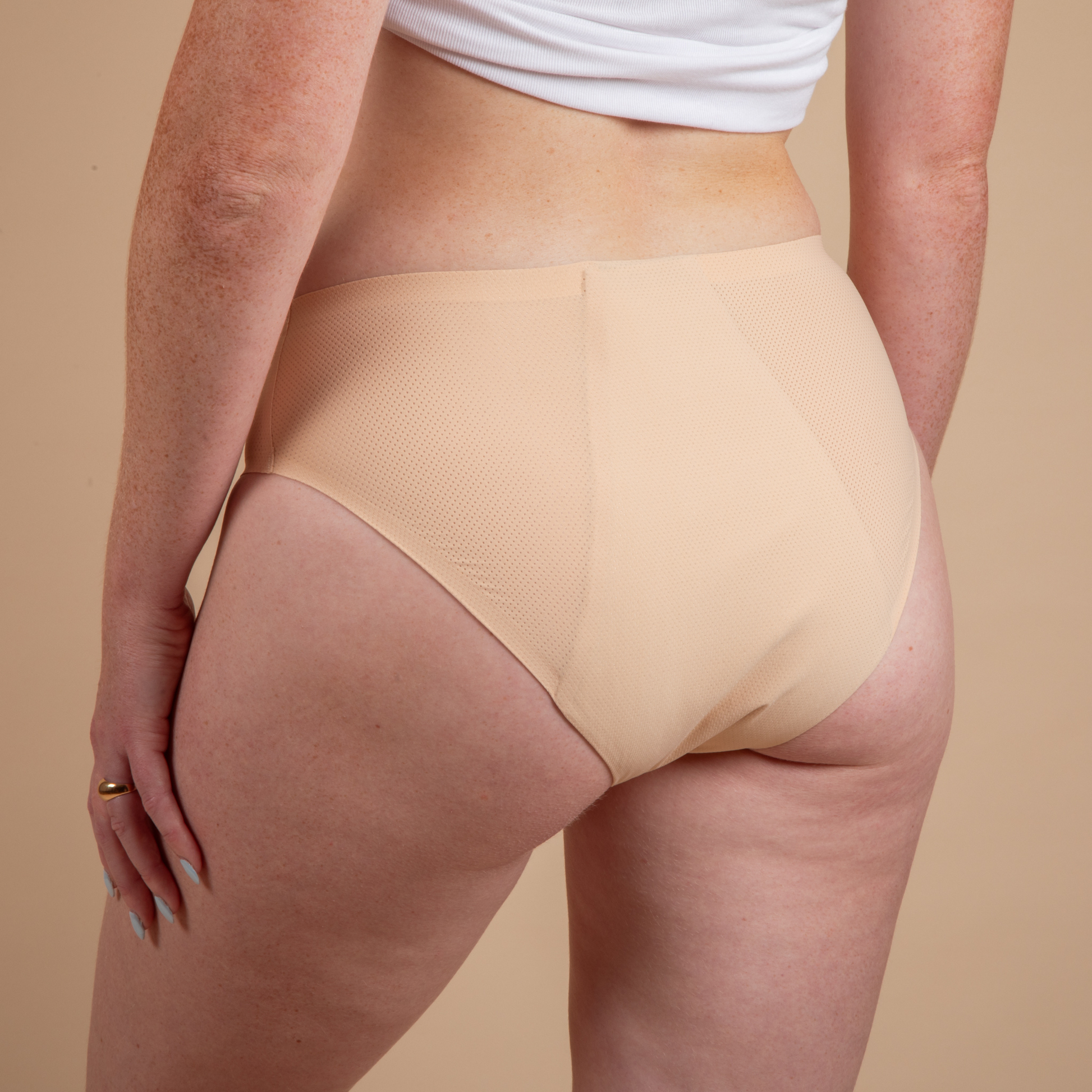 culotte menstruelle respirante angèle beige portée dos