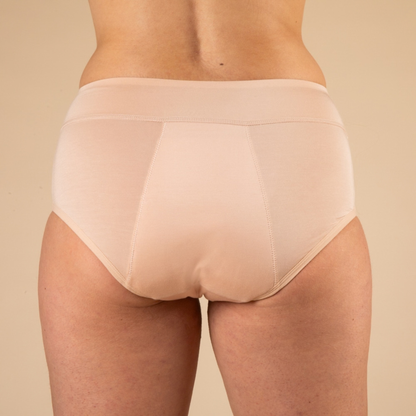 Culotte menstruelle Marie beige portée, vue de dos