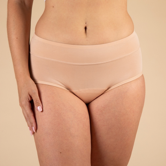 Culotte menstruelle Marie beige portée, vue de face