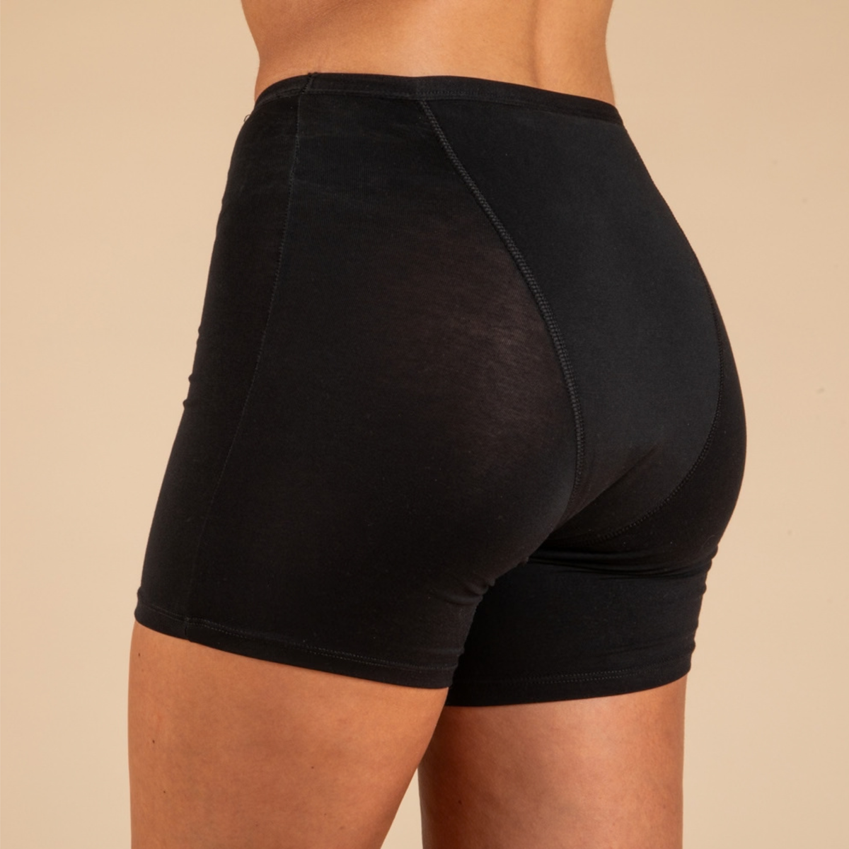 Boxer menstruel Romy noir porté, vue de dos